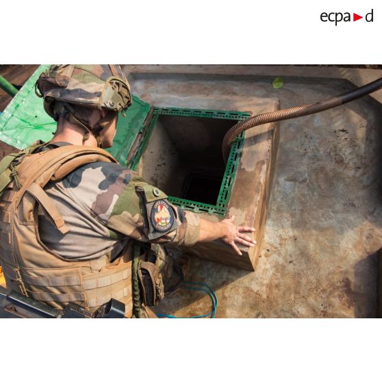 Un tirailleur de la 4e section de la compagnie Rouge du GTIA (groupement tactique interarmes) Turco supervise l'extraction de l'eau au moyen d'une pompe reliée au puits du village de Mandayeba, afin d'approvisionner en eau les troupes basées sur la POD (plateforme opérationnelle défense) de Bambari.