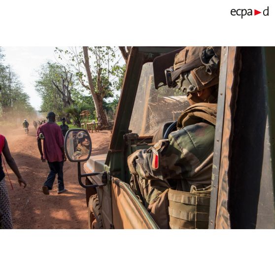 Un tirailleur de la 4e section de la compagnie Rouge du GTIA (groupement tactique interarmes) Turco conduit une Peugeot P4, lors d'une patrouille quotidienne sur l'axe Alpha tracé entre la POD (plateforme opérationnelle défense) et la ville de Bambari.