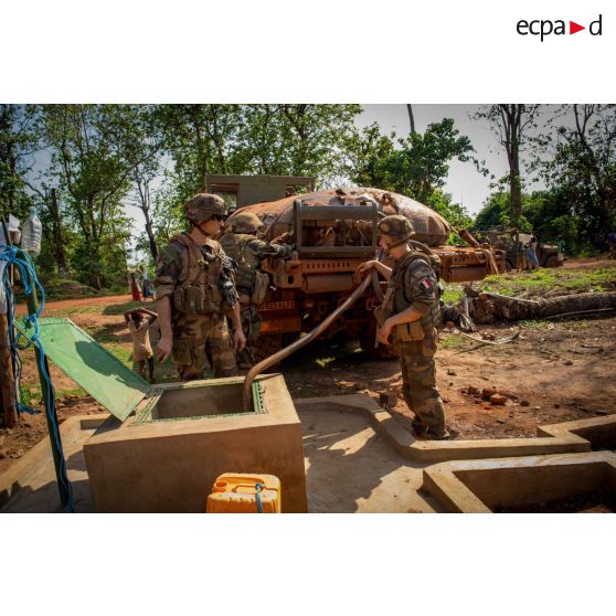 Tirailleurs de la 4e section de la compagnie Rouge du GTIA (groupement tactique interarmes) Turco, puisant de l'eau du puits du village de Mandayeba au moyen d'une pompe installée à l'arrière d'un camion de transport logistique TRM-10000 (toutes roues motrices), afin d'approvisionner en eau les troupes basées sur la POD (plateforme opérationnelle défense) de Bambari.