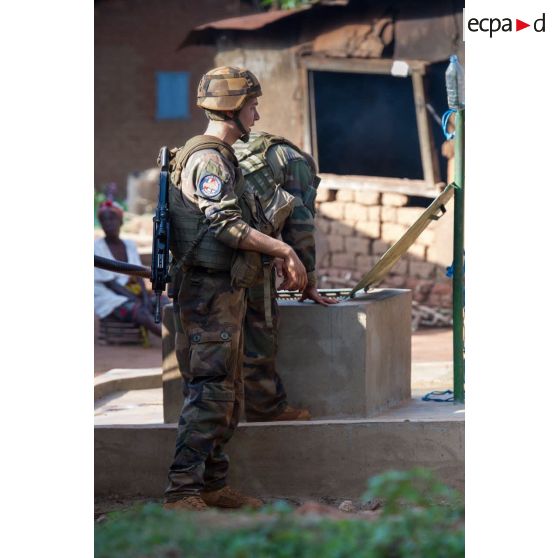 Un tirailleur de la 4e section de la compagnie Rouge du GTIA (groupement tactique interarmes) Turco supervise l'extraction de l'eau au moyen d'une pompe reliée au puits du village de Mandayeba, afin d'approvisionner en eau les troupes basées sur la POD (plateforme opérationnelle défense) de Bambari.