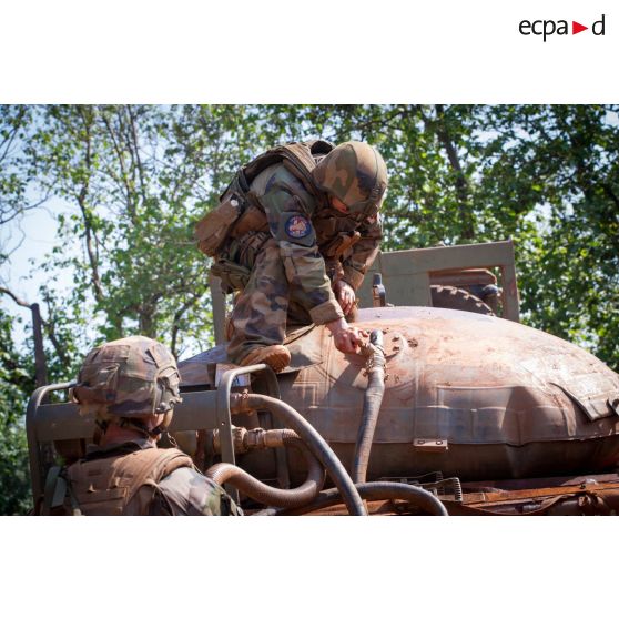 Tirailleurs de la 4e section de la compagnie Rouge du GTIA (groupement tactique interarmes) Turco sanglant un réservoir souple installé sur la plateforme d'un camion TRM-10000 (toutes routes motrices) et relié par une pompe au puits du village de Mandayeba, afin d'approvisionner en eau les troupes basées sur la POD (plateforme opérationnelle défense) de Bambari.