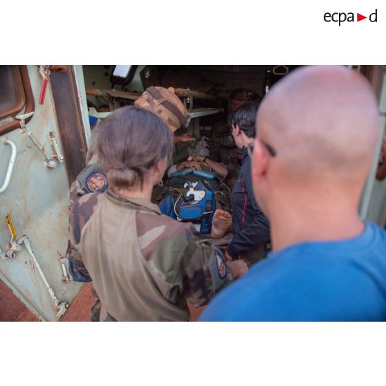 Evacuation par VAB sanitaire d'un soldat d'une section de la compagnie Verte du GTIA (groupement tactique interarmes) Turco par le personnel médical du rôle 1 ou poste médical avancé de la POD (plateforme opérationnelle de défense) de Bambari. Celui-ci a été blessé lors d'une mission de protection de la gendarmerie et de la cour d'appel de la ville.