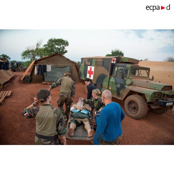 Evacuation sanitaire d'un soldat d'une section de la compagnie Verte du GTIA (groupement tactique interarmes) Turco par le personnel médical du rôle 1 ou poste médical avancé de la POD (plateforme opérationnelle de défense) de Bambari. Celui-ci a été blessé lors d'une mission de protection de la gendarmerie et de la cour d'appel de la ville.
