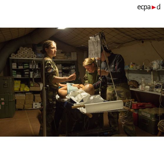 L'équipe médicale du rôle 1 ou poste médical avancé de la POD (plateforme opérationnelle de défense) de Bambari, apporte des soins à un soldat d'une section de la compagnie Verte du GTIA (groupement tactique interarmes) Turco par le personnel médical blessé lors d'une mission de protection de la gendarmerie et de la cour d'appel.