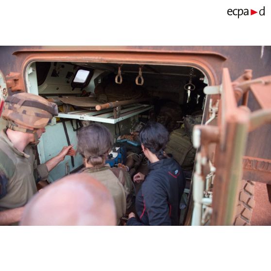 Evacuation par VAB sanitaire d'un soldat d'une section de la compagnie Verte du GTIA (groupement tactique interarmes) Turco par le personnel médical du rôle 1 ou poste médical avancé de la POD (plateforme opérationnelle de défense) de Bambari. Celui-ci a été blessé lors d'une mission de protection de la gendarmerie et de la cour d'appel de la ville. espace en trop <br>
