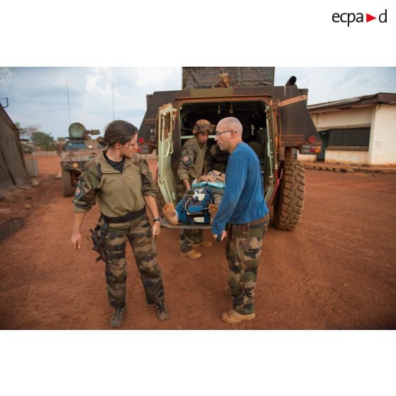 Evacuation par VAB sanitaire d'un soldat d'une section de la compagnie Verte du GTIA (groupement tactique interarmes) Turco par le personnel médical du rôle 1 ou poste médical avancé de la POD (plateforme opérationnelle de défense) de Bambari. Celui-ci a été blessé lors d'une mission de protection de la gendarmerie et de la cour d'appel de la ville.