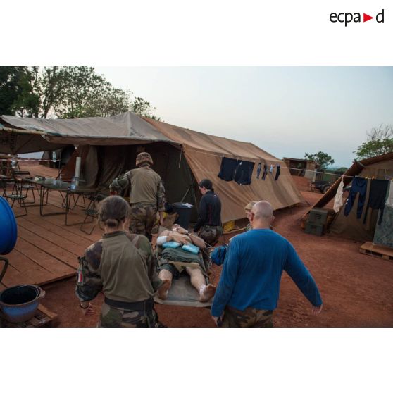 Evacuation sanitaire d'un soldat d'une section de la compagnie Verte du GTIA (groupement tactique interarmes) Turco par le personnel médical du rôle 1 ou poste médical avancé de la POD (plateforme opérationnelle de défense) de Bambari. Celui-ci a été blessé lors d'une mission de protection de la gendarmerie et de la cour d'appel de la ville.