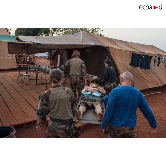 Evacuation sanitaire d'un soldat d'une section de la compagnie Verte du GTIA (groupement tactique interarmes) Turco par le personnel médical du rôle 1 ou poste médical avancé de la POD (plateforme opérationnelle de défense) de Bambari. Celui-ci a été blessé lors d'une mission de protection de la gendarmerie et de la cour d'appel de la ville.