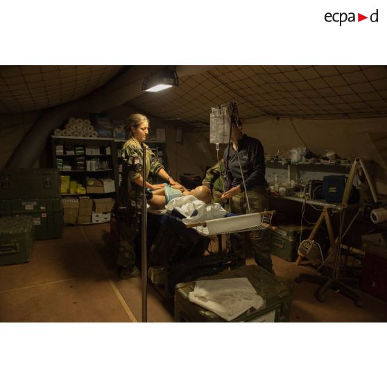 L'équipe médicale du rôle 1 ou poste médical avancé de la POD (plateforme opérationnelle de défense) de Bambari, apporte des soins à un soldat d'une section de la compagnie Verte du GTIA (groupement tactique interarmes) Turco par le personnel médical blessé lors d'une mission de protection de la gendarmerie et de la cour d'appel.