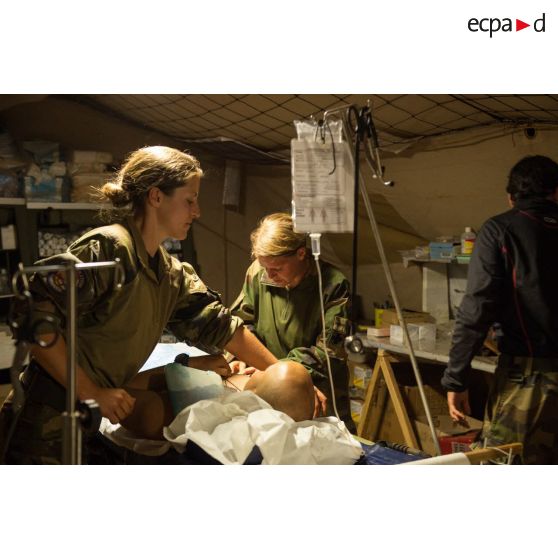 L'équipe médicale du rôle 1 ou poste médical avancé de la POD (plateforme opérationnelle de défense) de Bambari, apporte des soins à un soldat d'une section de la compagnie Verte du GTIA (groupement tactique interarmes) Turco par le personnel médical blessé lors d'une mission de protection de la gendarmerie et de la cour d'appel.