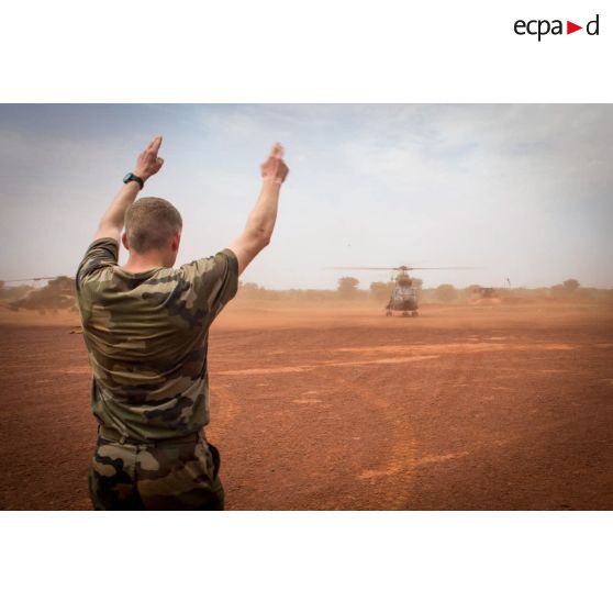 Atterrissage d'un hélicoptère SA-330 Puma du DETALAT (détachement de l'ALAT) sur l'aérodrome de la POD (plateforme opérationnelle défense) de Bambari, lors de son arrivée depuis la base de Bangui pour une mission de ravitaillement logistique du GTIA (groupement tactique interarmes) Turco.