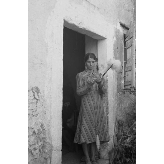 Une habitante de Xidas file de la laine.