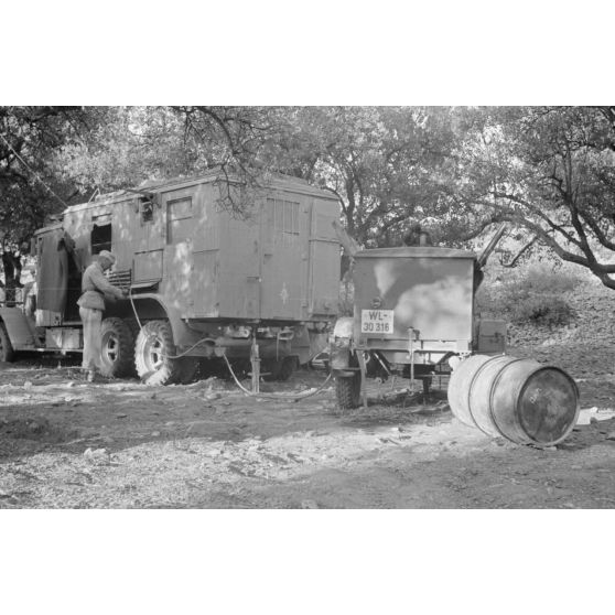 Un camion de transmission de la Luftwaffe et son générateur (immatriculé WL 30 316).