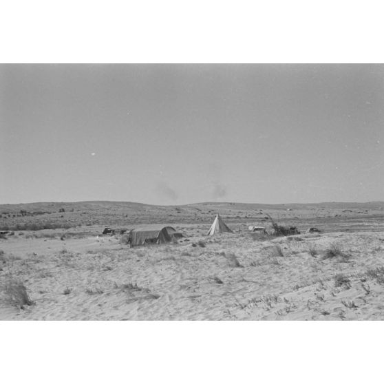 Depuis leur campement, les reporters photographient un bombardement allié à l'horizon.