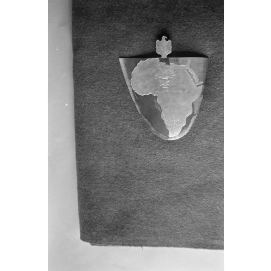 Gravure en forme du continent africain sur lequel on peut lire le nom du capitaine Hans-Joachim Marseille.