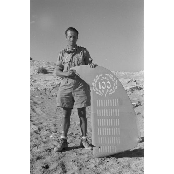 Le reporter Hans Gross présente la dérive du chasseur Messerschmitt Bf-109 G-2 piloté par Hans-Joachim Marseille.