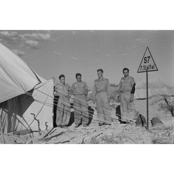 Des aviateurs du II. Gruppe Stuka-Geschwader 3 posent devant une tente.