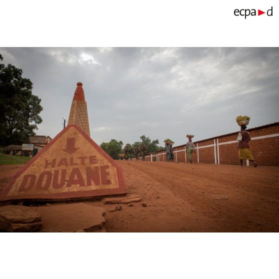 Panneau des douanes à Bambari, installé dans le cadre de la réouverture des bureaux douaniers et l'installation dans la ville de l'ORCCPA (office de réglementation, de commercialisation et de conditionnement des produits agricoles).