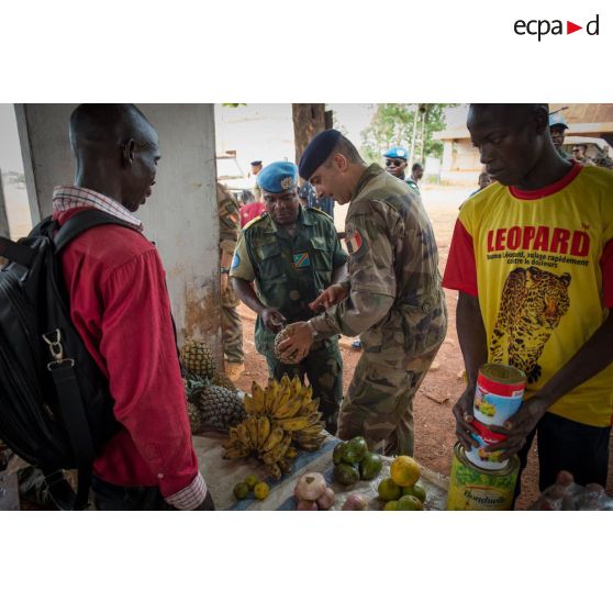 Le colonel Marc Espitalier, chef de corps du 1er RT et commandant le GTIA (groupement tactique interarmes) Turco converse avec un lieutenant-colonel congolais des casques bleus de la MINUSCA (mission multidimensionnelle intégrée des Nations Unis pour la stabilisation en Centrafrique) au marché de Bambari, dans le cadre de la réouverture des bureaux douaniers de la ville et l'installation de l'ORCCPA (office de réglementation, de commercialisation et de conditionnement des produits agricoles).