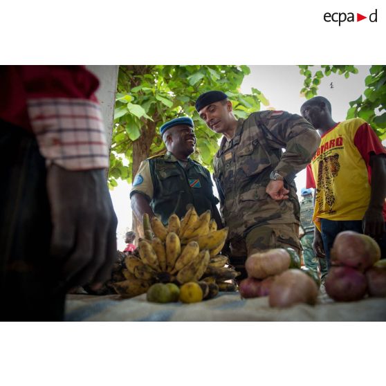Le colonel Marc Espitalier, chef de corps du 1er RT et commandant le GTIA (groupement tactique interarmes) Turco converse avec un lieutenant-colonel congolais des casques bleus de la MINUSCA (mission multidimensionnelle intégrée des Nations Unis pour la stabilisation en Centrafrique) au marché de Bambari, dans le cadre de la réouverture des bureaux douaniers de la ville et l'installation de l'ORCCPA (office de réglementation, de commercialisation et de conditionnement des produits agricoles).