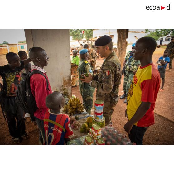 Le colonel Marc Espitalier, chef de corps du 1er RT et commandant le GTIA (groupement tactique interarmes) Turco, accompagné d'un lieutenant-colonel congolais des casques bleus de la MINUSCA (mission multidimensionnelle intégrée des Nations Unis pour la stabilisation en Centrafrique), achète des poivrons au marché de Bambari, dans le cadre de la réouverture des bureaux douaniers de la ville et l'installation de l'ORCCPA (office de réglementation, de commercialisation et de conditionnement des produits agricoles).