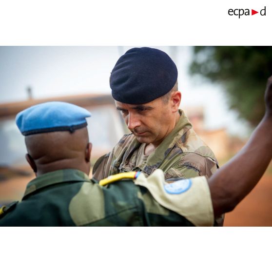 Le colonel Marc Espitalier, chef de corps du 1er RT et commandant le GTIA (groupement tactique interarmes) Turco converse avec un lieutenant-colonel congolais des casques bleus de la MINUSCA (mission multidimensionnelle intégrée des Nations Unis pour la stabilisation en Centrafrique) au marché de Bambari, dans le cadre de la réouverture des bureaux douaniers de la ville et l'installation de l'ORCCPA (office de réglementation, de commercialisation et de conditionnement des produits agricoles).