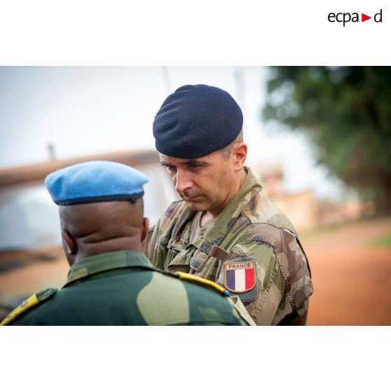 Le colonel Marc Espitalier, chef de corps du 1er RT et commandant le GTIA (groupement tactique interarmes) Turco converse avec un lieutenant-colonel congolais des casques bleus de la MINUSCA (mission multidimensionnelle intégrée des Nations Unis pour la stabilisation en Centrafrique) au marché de Bambari, dans le cadre de la réouverture des bureaux douaniers de la ville et l'installation de l'ORCCPA (office de réglementation, de commercialisation et de conditionnement des produits agricoles).