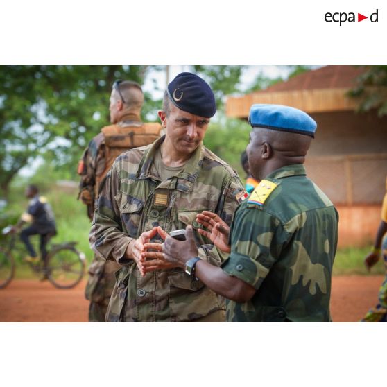 Le colonel Marc Espitalier, chef de corps du 1er RT et commandant le GTIA (groupement tactique interarmes) Turco converse avec un lieutenant-colonel congolais des casques bleus de la MINUSCA (mission multidimensionnelle intégrée des Nations Unis pour la stabilisation en Centrafrique) au marché de Bambari, dans le cadre de la réouverture des bureaux douaniers de la ville et l'installation de l'ORCCPA (office de réglementation, de commercialisation et de conditionnement des produits agricoles).