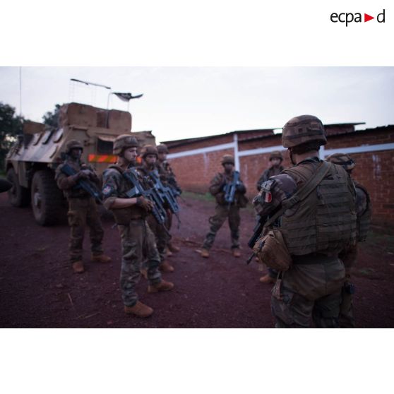 Briefing des soldats d'une section du 3e RG du GTIA (groupement tactique interarmes) Turco par leur officier avant une action quotidienne VNP (vérification de non pollution) du marché central de Bambari.