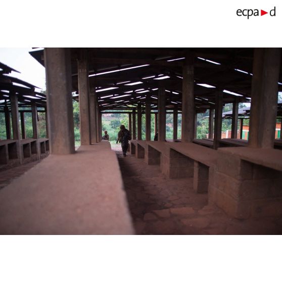 Les soldats d'une section du 3e RG du GTIA (groupement tactique interarmes) Turco progressent dans les locaux du marché central de Bambari, au cours d'une action quotidienne VNP (vérification de non pollution).