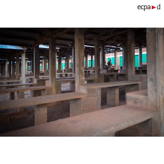 Les soldats d'une section du 3e RG du GTIA (groupement tactique interarmes) Turco progressent dans les locaux du marché central de Bambari, au cours d'une action quotidienne VNP (vérification de non pollution).