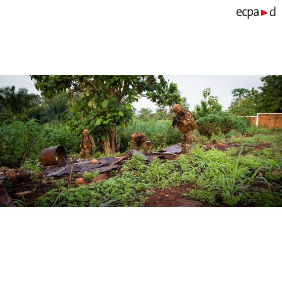 Les soldats d'une section du 3e RG du GTIA (groupement tactique interarmes) Turco fouillent les alentours des locaux du marché central de Bambari, au cours d'une action quotidienne VNP (vérification de non pollution).