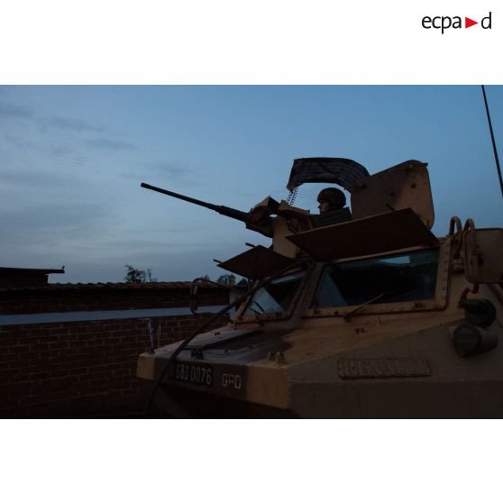 Placé dans la tourelle d'un VAB, un soldat du GTIA (groupement tactique interarmes) Turco sert une mitrailleuse lourde Browning M2 de 12,7 mm, couvrant les sapeurs du 3e RG en mission quotidienne VNP (vérification de non pollution) au marché central de Bambari.