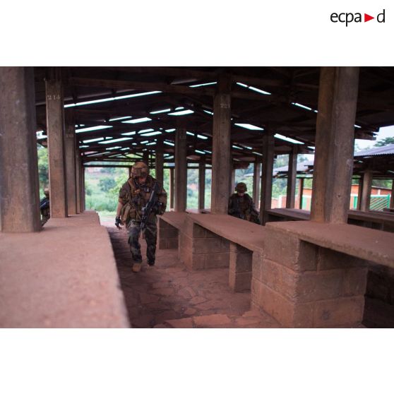 Les soldats d'une section du 3e RG du GTIA (groupement tactique interarmes) Turco progressent dans les locaux du marché central de Bambari, au cours d'une action quotidienne VNP (vérification de non pollution).