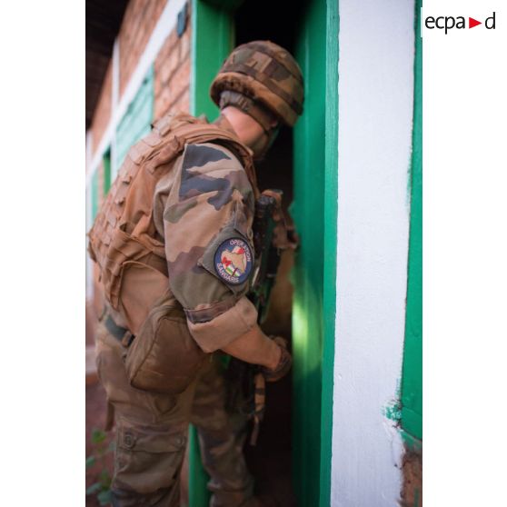 Un soldat d'une section du 3e RG du GTIA (groupement tactique interarmes) Turco progresse dans les locaux du marché central de Bambari, au cours d'une action quotidienne VNP (vérification de non pollution).