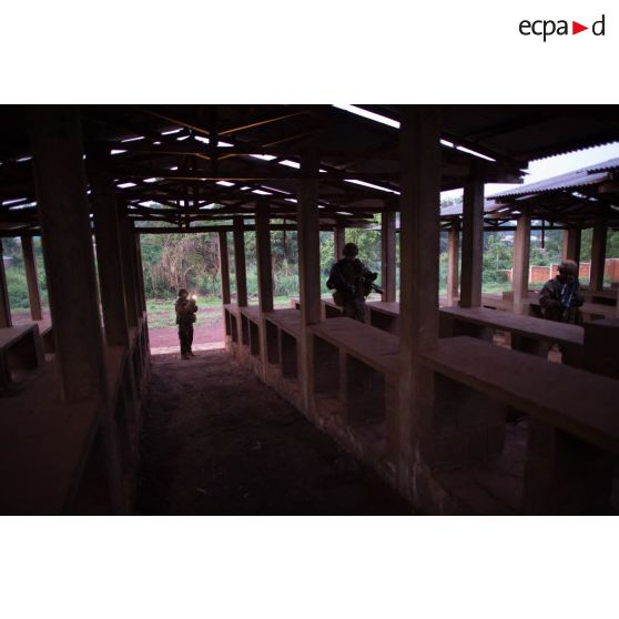 Les soldats d'une section du 3e RG du GTIA (groupement tactique interarmes) Turco progressent dans les locaux du marché central de Bambari, au cours d'une action quotidienne VNP (vérification de non pollution).