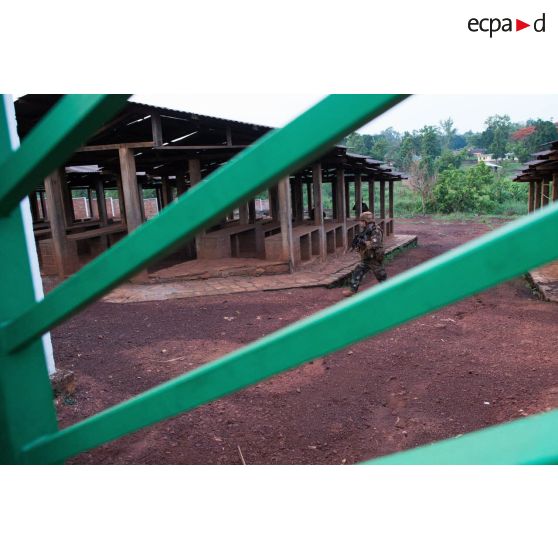 Un soldat d'une section du 3e RG du GTIA (groupement tactique interarmes) Turco progresse dans les locaux du marché central de Bambari, au cours d'une action quotidienne VNP (vérification de non pollution).