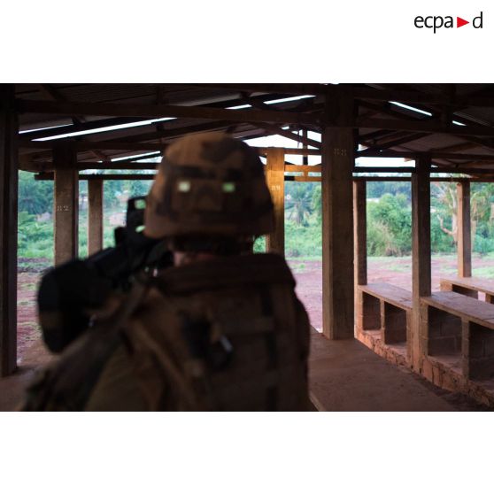 Un soldat d'une section du 3e RG du GTIA (groupement tactique interarmes) Turco progresse dans les locaux du marché central de Bambari, au cours d'une action quotidienne VNP (vérification de non pollution).