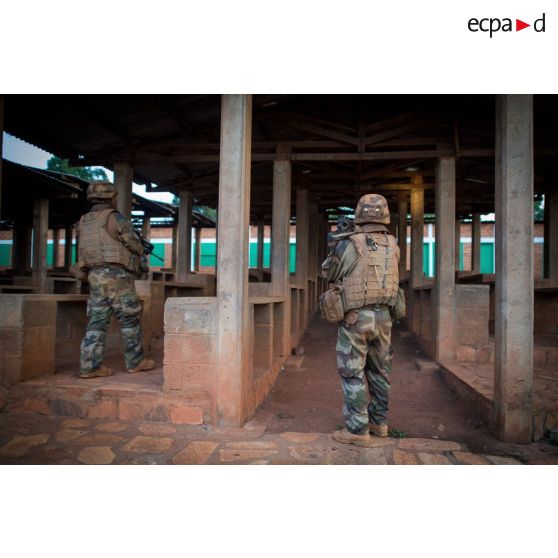 Les soldats d'une section du 3e RG du GTIA (groupement tactique interarmes) Turco progressent dans les locaux du marché central de Bambari, au cours d'une action quotidienne VNP (vérification de non pollution).