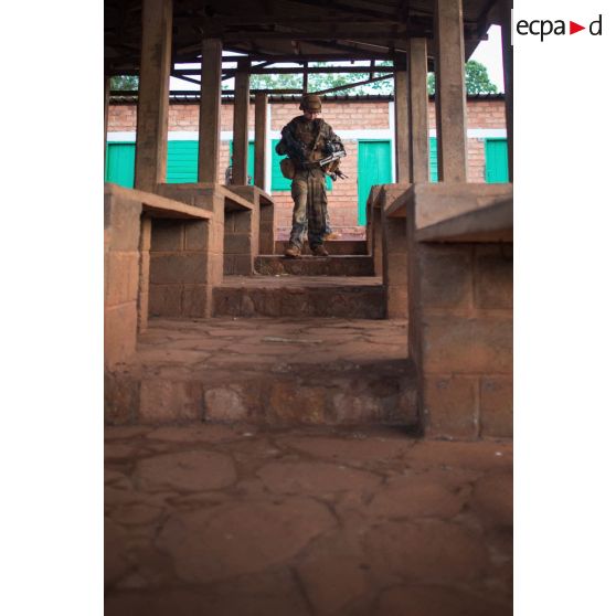Un soldat d'une section du 3e RG du GTIA (groupement tactique interarmes) Turco progresse dans les locaux du marché central de Bambari, au cours d'une action quotidienne VNP (vérification de non pollution).