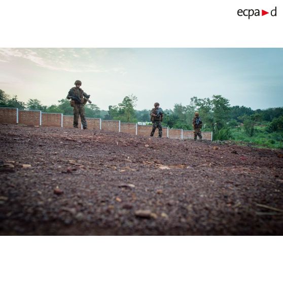 Les soldats d'une section du 3e RG du GTIA (groupement tactique interarmes) Turco progressent dans le périmètre des locaux du marché central de Bambari, au cours d'une action quotidienne VNP (vérification de non pollution).