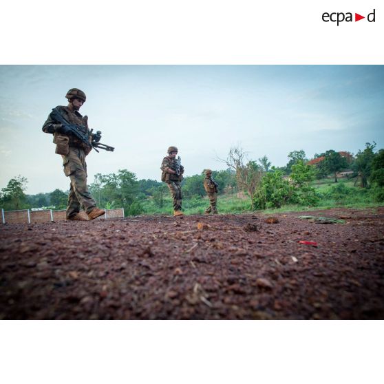 Les soldats d'une section du 3e RG du GTIA (groupement tactique interarmes) Turco progressent dans le périmètre des locaux du marché central de Bambari, au cours d'une action quotidienne VNP (vérification de non pollution).