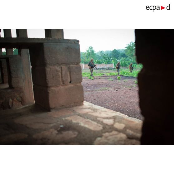 Les soldats d'une section du 3e RG du GTIA (groupement tactique interarmes) Turco progressent dans le périmètre des locaux du marché central de Bambari, au cours d'une action quotidienne VNP (vérification de non pollution).