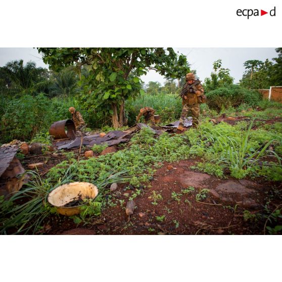 Les soldats d'une section du 3e RG du GTIA (groupement tactique interarmes) Turco fouillent les alentours des locaux du marché central de Bambari, au cours d'une action quotidienne VNP (vérification de non pollution).