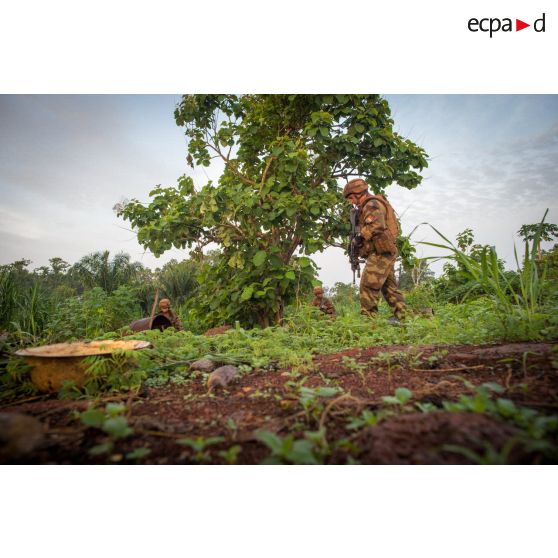 Les soldats d'une section du 3e RG du GTIA (groupement tactique interarmes) Turco fouillent les alentours des locaux du marché central de Bambari, au cours d'une action quotidienne VNP (vérification de non pollution).