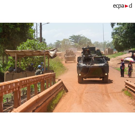 Deux VAB dont un VAB TOP (tourelle télé-opérée) transportant les soldats de la 3e section de la compagnie Rouge du GTIA (groupement tactique interarmes) Turco, s'apprêtent à franchir un pont sous les yeux de quelques habitants lors d'une patrouille quotidienne dans les rues de Bambari.