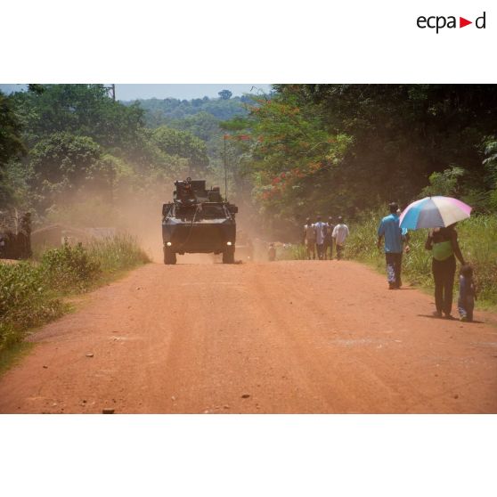Montés à bord d'un VAB TOP (tourelle télé-opérée) et un PVP, les soldats de la 3e section de la compagnie Rouge du GTIA (groupement tactique interarmes) Turco effectuent une patrouille quotidienne dans les rues de Bambari.
