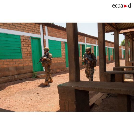 Soldats de la 3e section de la compagnie Rouge du GTIA (groupement tactique interarmes) Turco, évoluant autour du marché central de Bambari lors d'une patrouille quotidienne dans les rues de la ville.