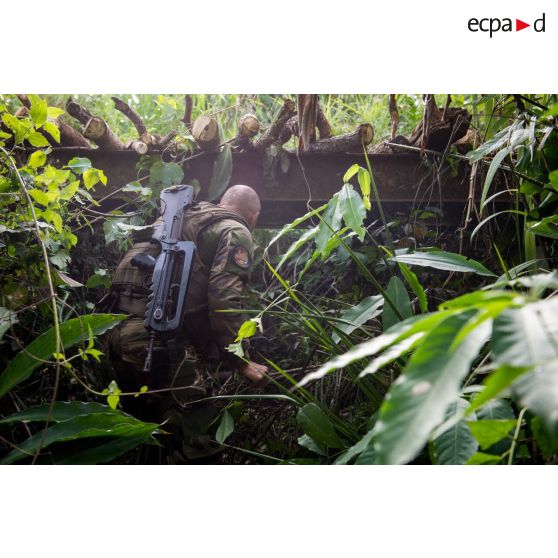 Un soldat d'une demi-section du GTIA (groupement tactique interarmes) Turco inspecte un pont de fortune afin d'assurer le bon passage d'un PVP (petit véhicule protégé) lors d'une reconnaissance d'axe entre Bindi et Bambari.