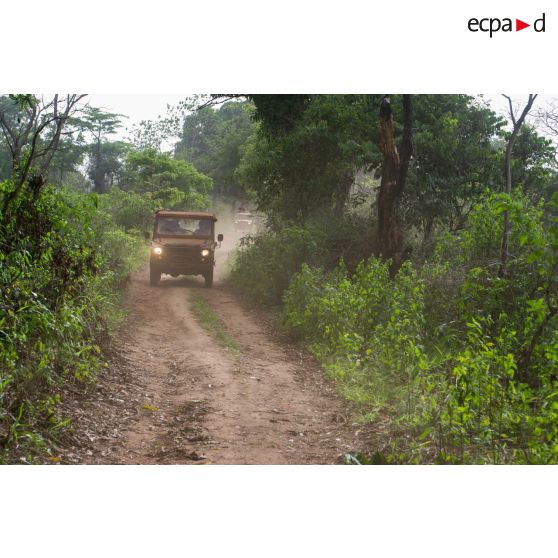 Une Peugeot P4 transportant les soldats d'une demi-section du GTIA (groupement tactique interarmes) Turco évolue sur une route de campagne lors d'une reconnaissance d'axe entre Bindi et Bambari.